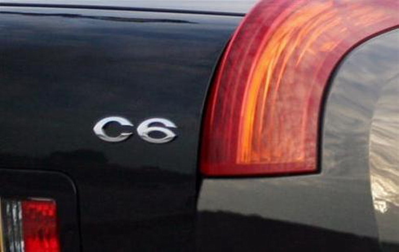 Citron C6: design extrieur: Vue agrandie du logo C6 situ sur la malle arrire.
